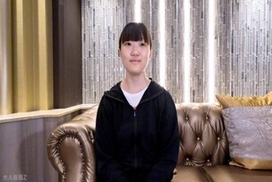 FC2-PPV-4738195 Kokoa (19) After the creampie, she used a speculum to scoop up the semen and put it in her mouth, and when she was teased with toys in a spread-eagle position, she squirted like a whale.